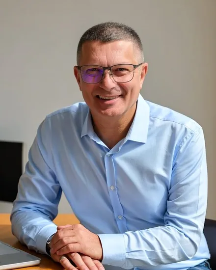 Jean-Yves Cayuela, fondateur de Bambou541, assis à son bureau à Antibes